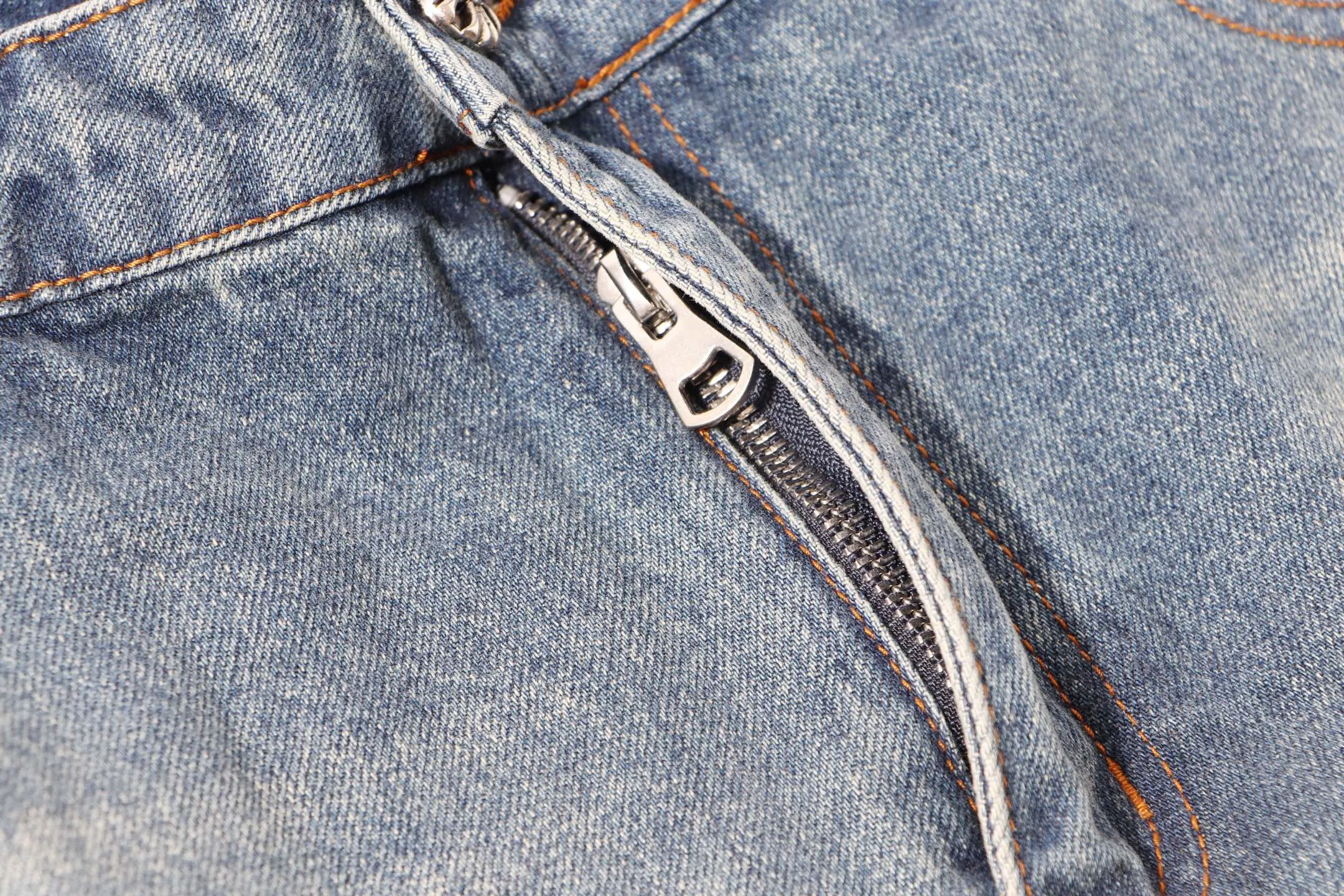 P260 model number: H48 chrome hearts & Croix Hearts Loose and popular jeans. Three-dimensional version. Loose and comfortable, not picky about the figure. Makes taller and slimmer. Factory-made. Original factory quality control. Same style for men and women. Can be matched with couples. Versatile recommendation. Must-have jeans for all seasons. Fashionistas have been disappointed. From the quality selection of fabrics, the tailoring of details, and the matching of patterns, they are all impeccable! The upper body is so handsome when worn...it can be easily worn by men, women and children! The craftsmanship is made of heavy-duty washed pure cotton denim fabric. After washing, it is soft and thick and looks very stylish when worn. Size: 30-32-34-36 Color: black